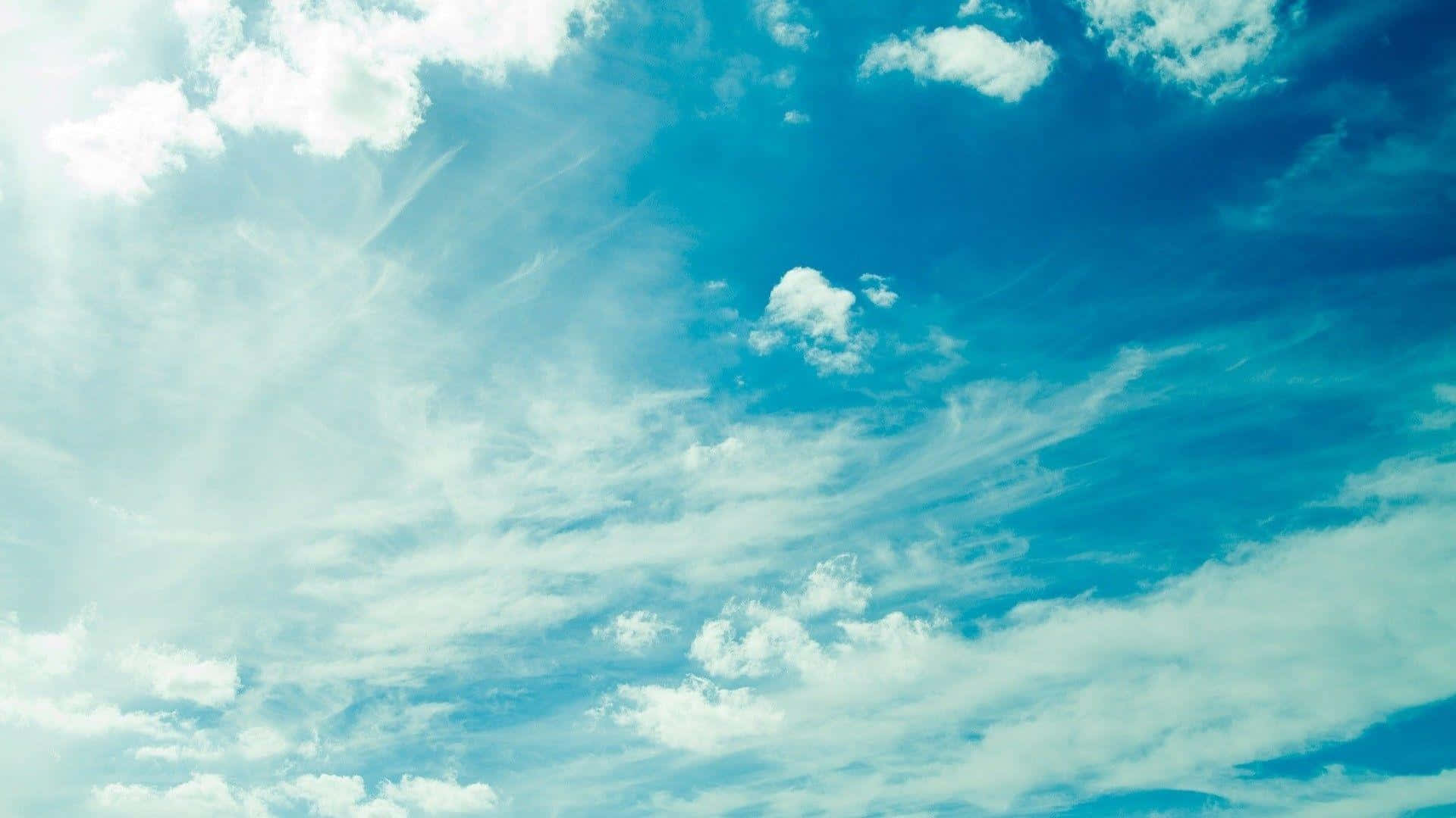 Pastelblauer Himmel Mit Wolken - Ästhetischer Desktop Wallpaper