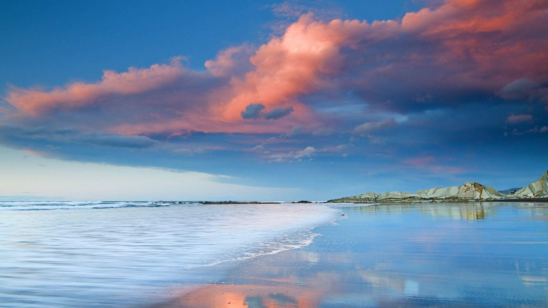 Pastelblå himmel med bløde skyer og hav solnedgang. Wallpaper