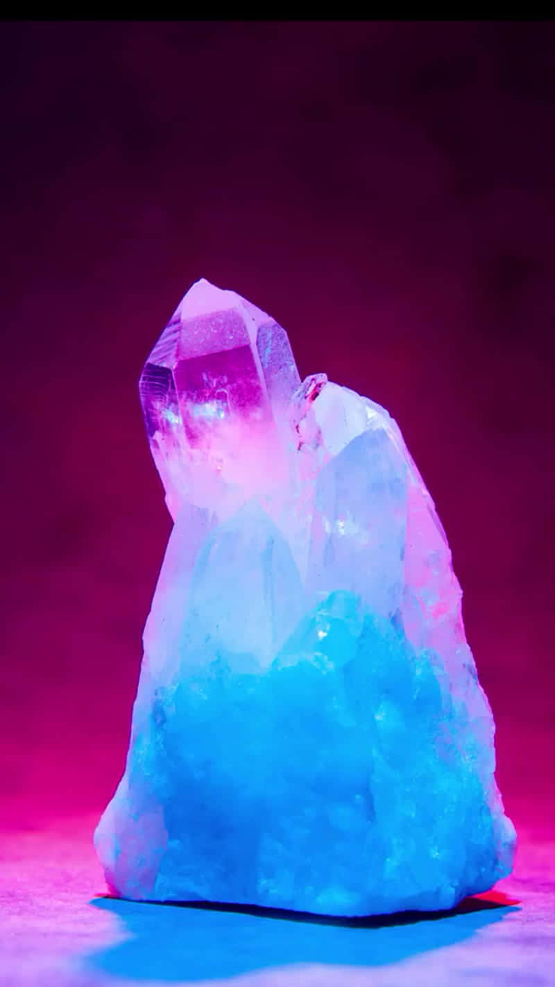 Einwunderschöner Pastellfarbener Kristall, Der Das Licht Auf Faszinierende Weise Reflektiert. Wallpaper