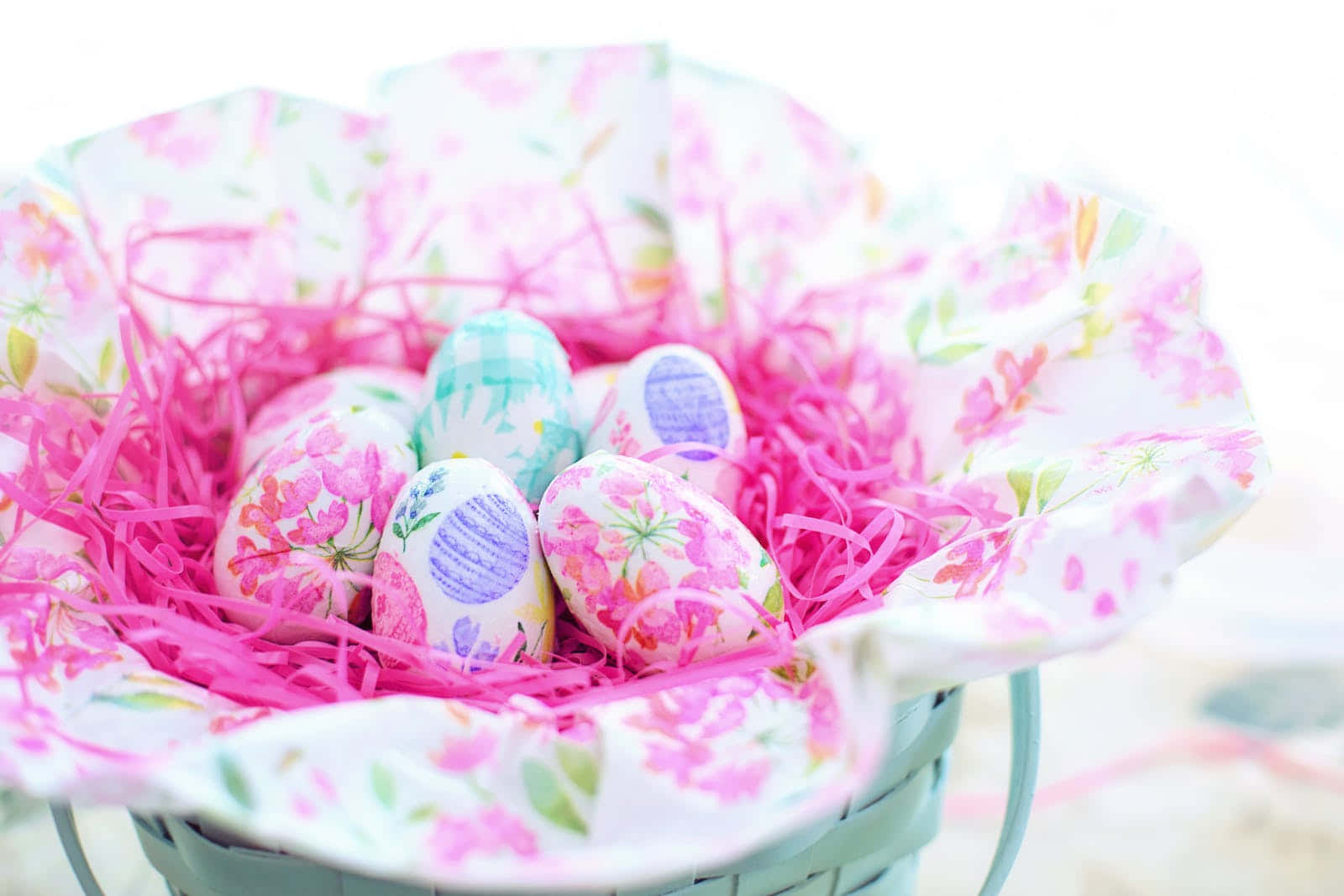 Celebraesta Colorida Pascua Con Esta Hermosa Decoración De Huevos Pastel. Fondo de pantalla