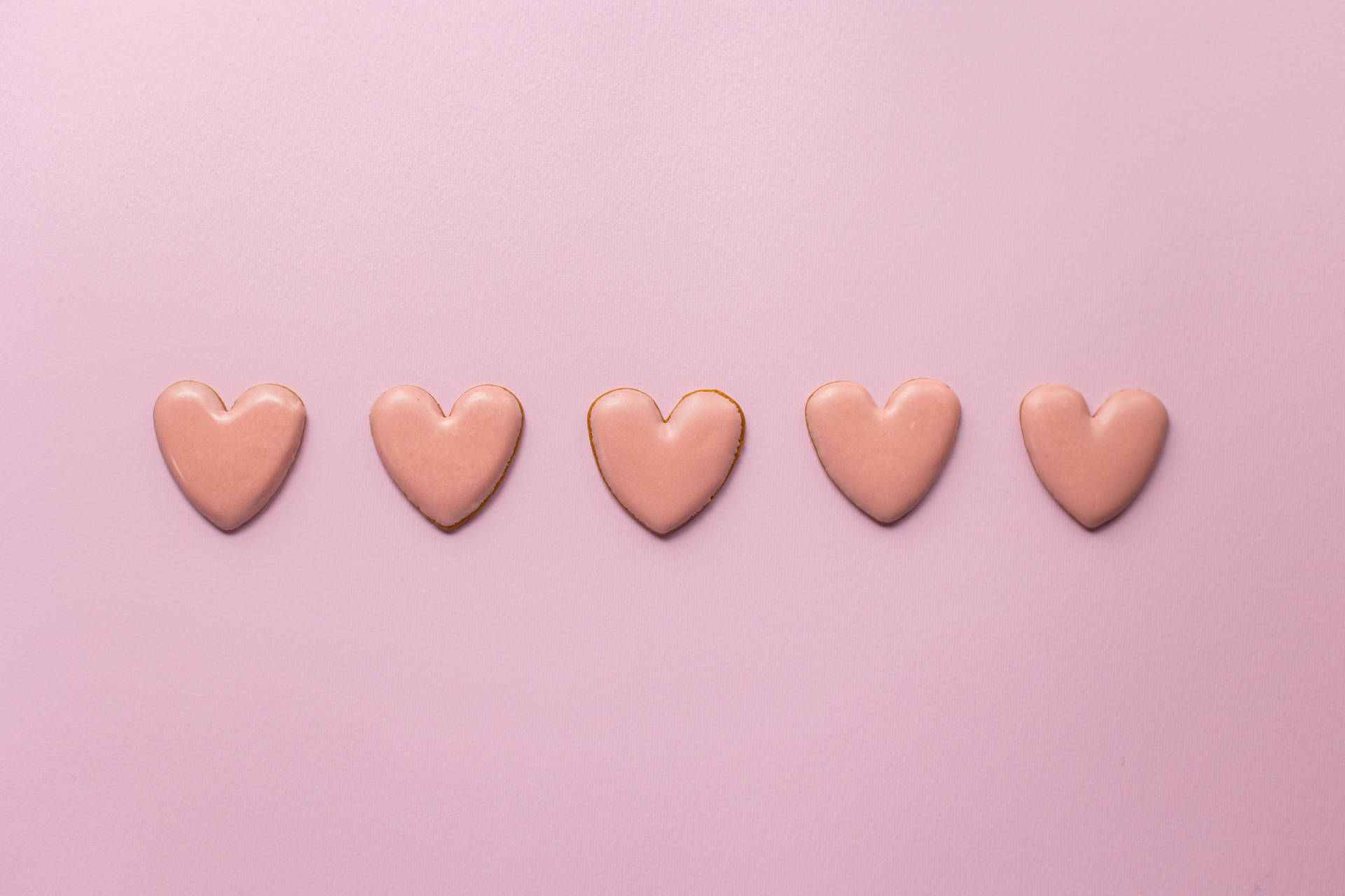 Galletasde Azúcar En Forma De Corazón Color Rosa Pastel. Fondo de pantalla