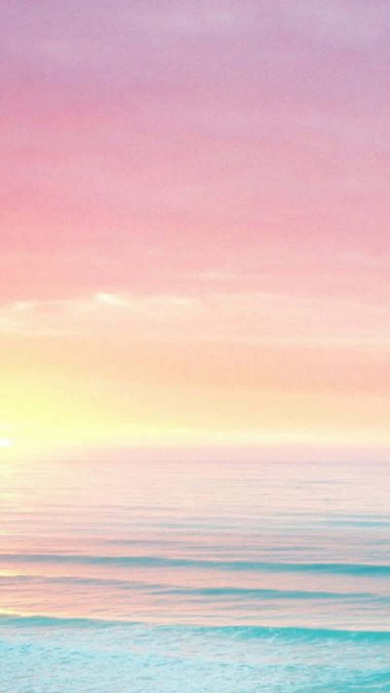 En lyserød og lilla solnedgang over havet Wallpaper