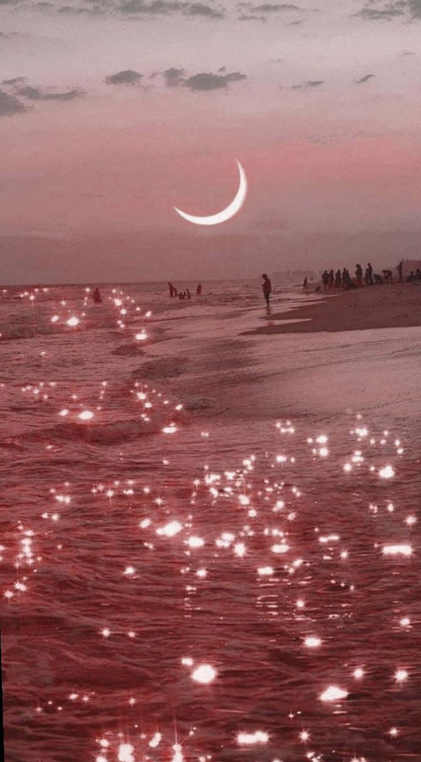 En lyserød måne og stjerner på stranden Wallpaper