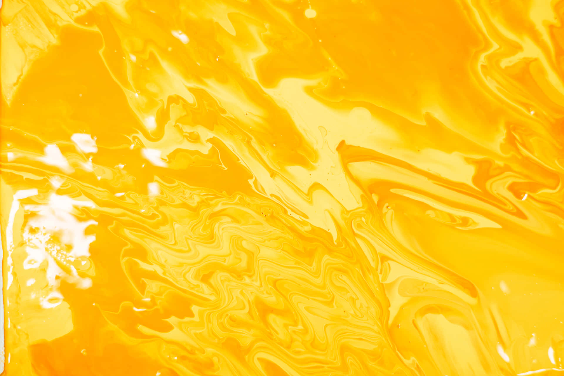 Imagemlaptop Amarelo Pastel Em Uma Mesa De Madeira. Papel de Parede