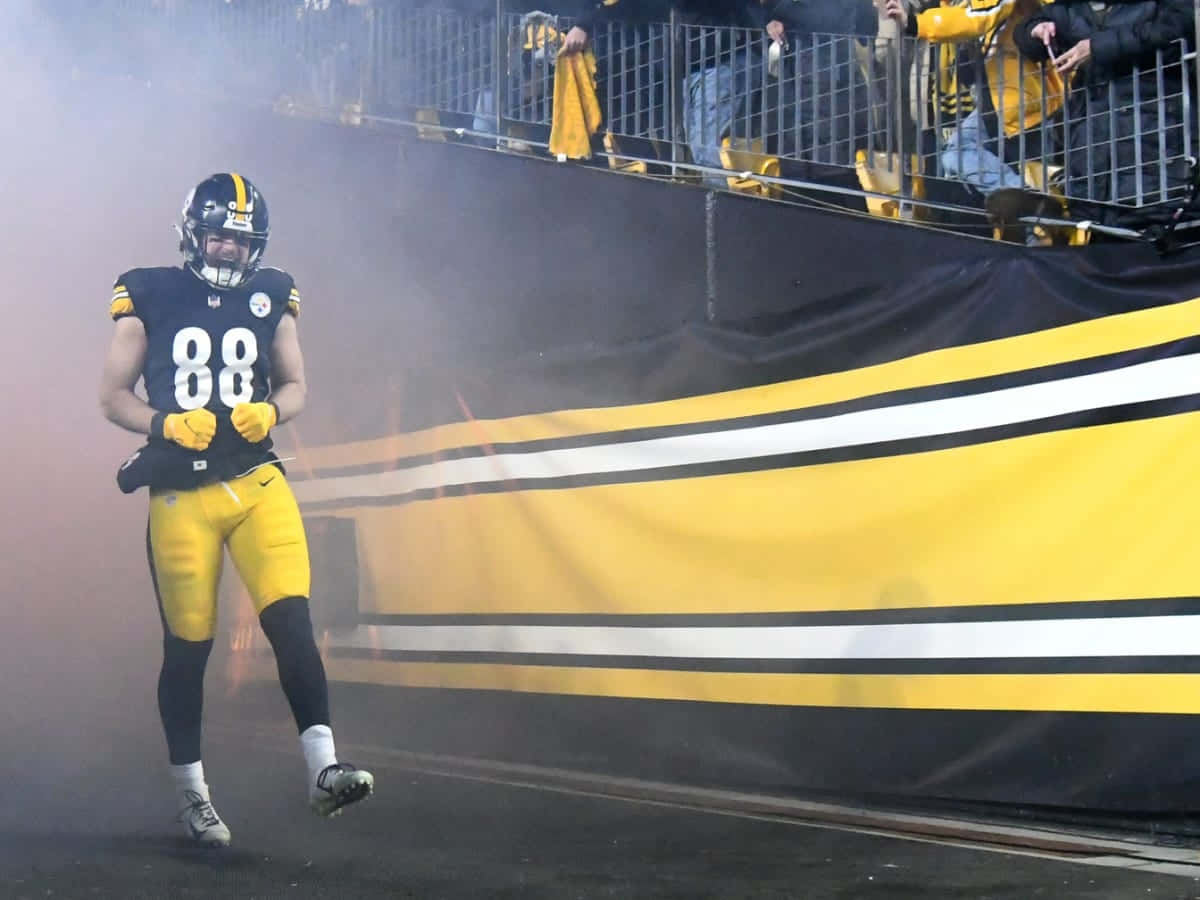 Pat Freiermuth Entrance Steelers Game Wallpaper