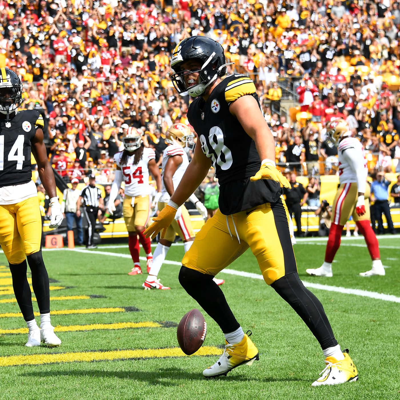 Pat Freiermuth Steelers Game Action Wallpaper