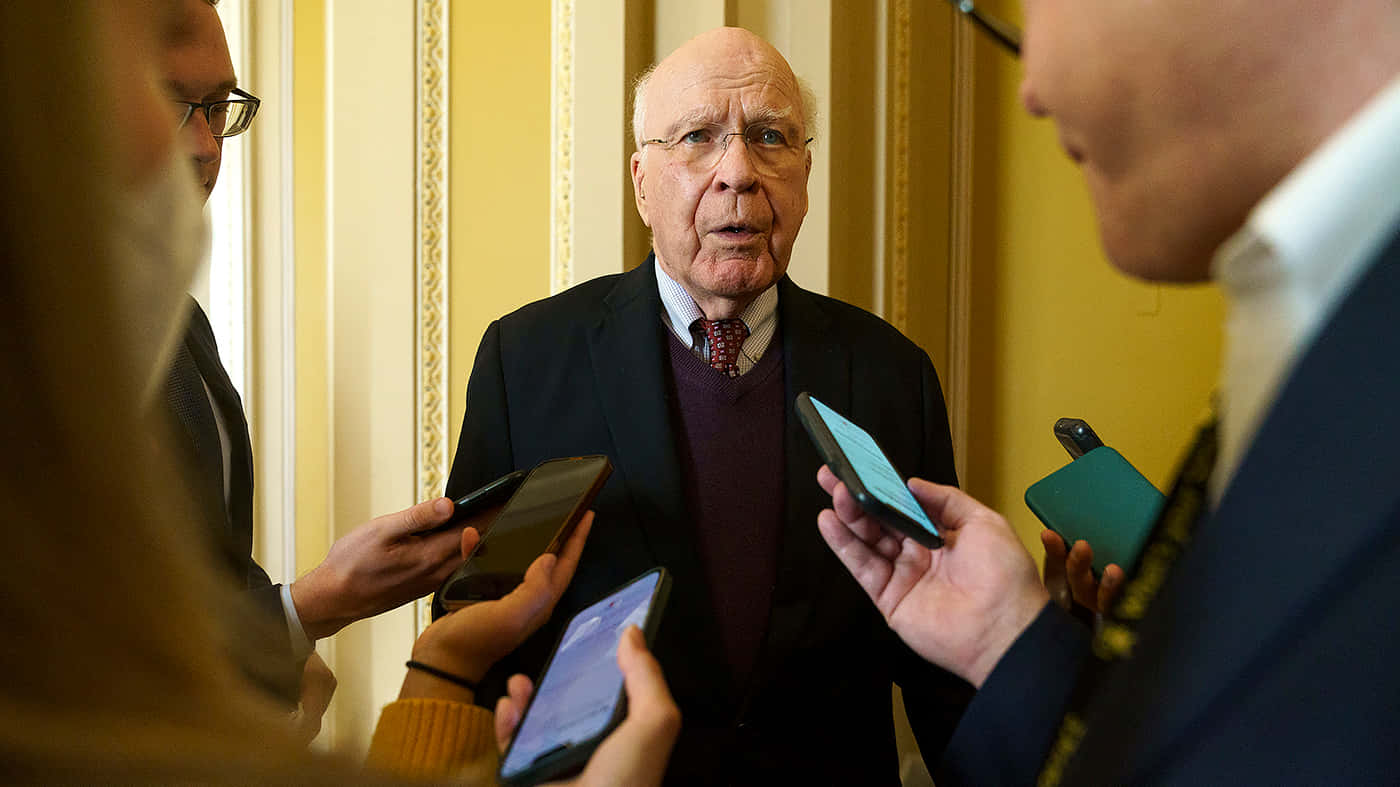 Patrick Leahy Surrounded By Press Wallpaper