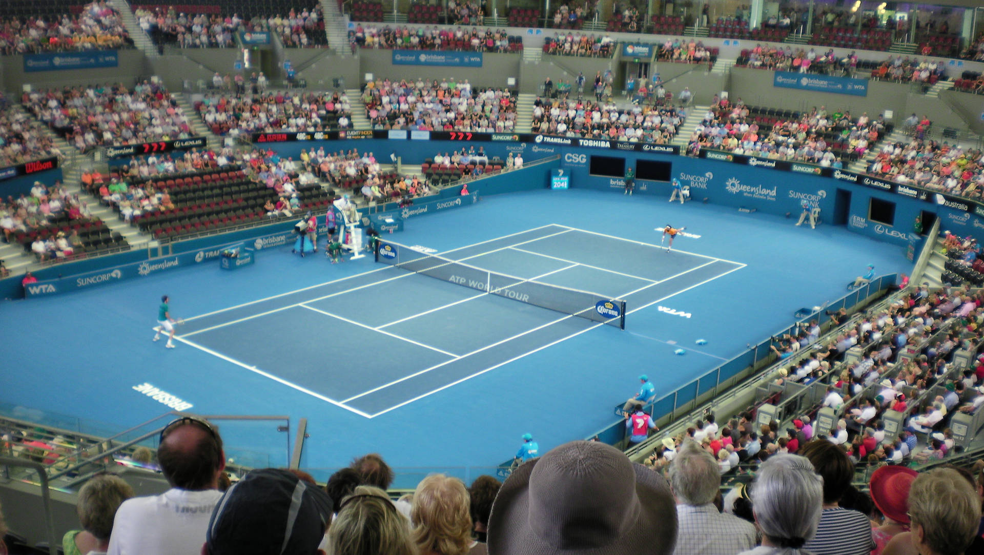 Patrickrafter Mostra Abilità E Precisione In Una Partita Di Tennis In Un'arena Sfondo