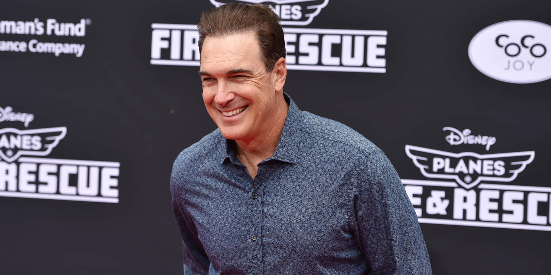 Elactor Patrick Warburton Adoptando Una Postura Animada. Fondo de pantalla