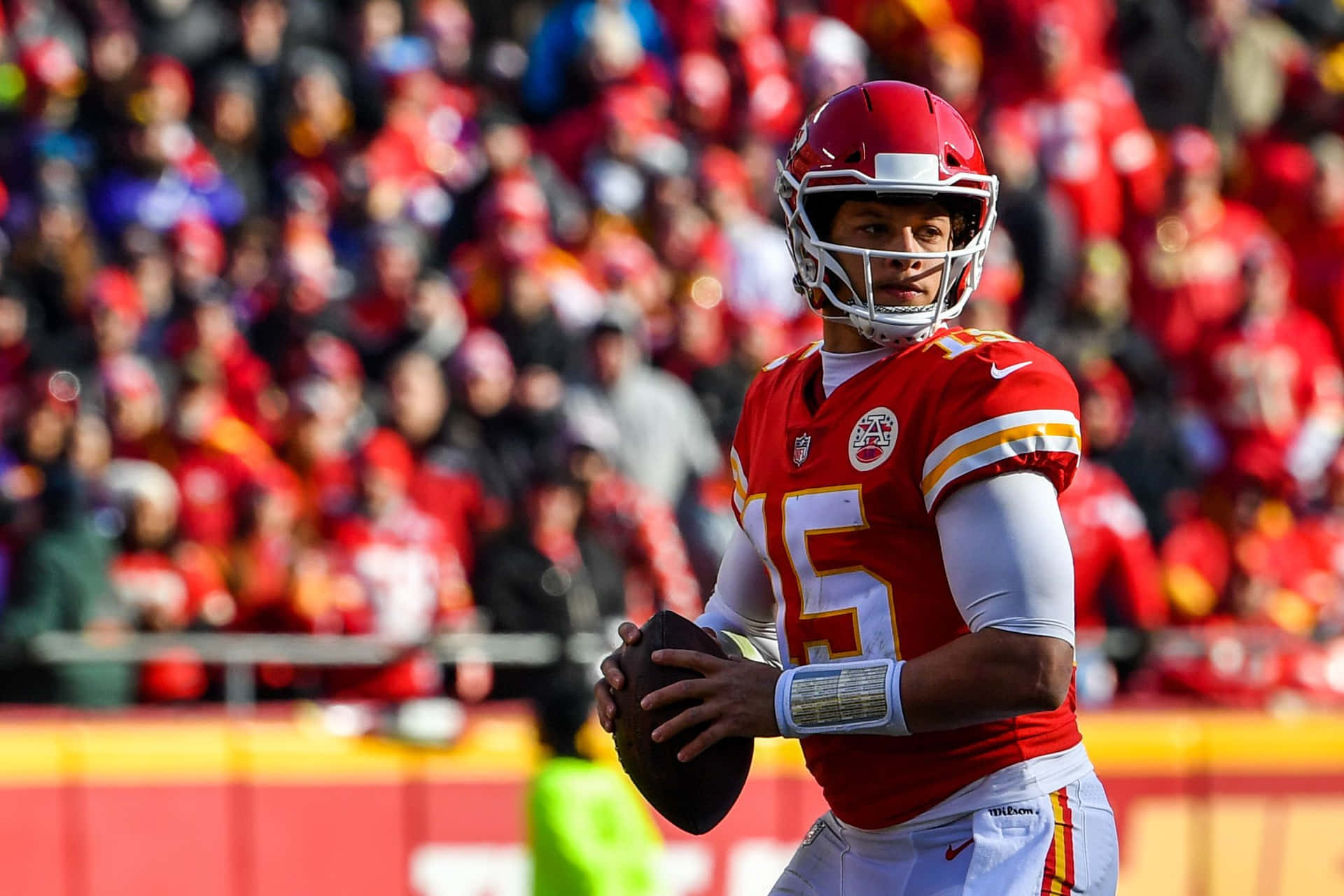 Patrickmahomes In Azione Durante Una Partita