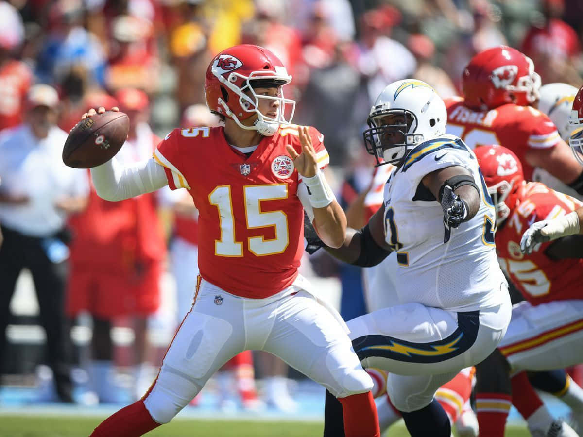 Patrickmahomes In Azione Durante Una Partita Dei Kansas City Chiefs