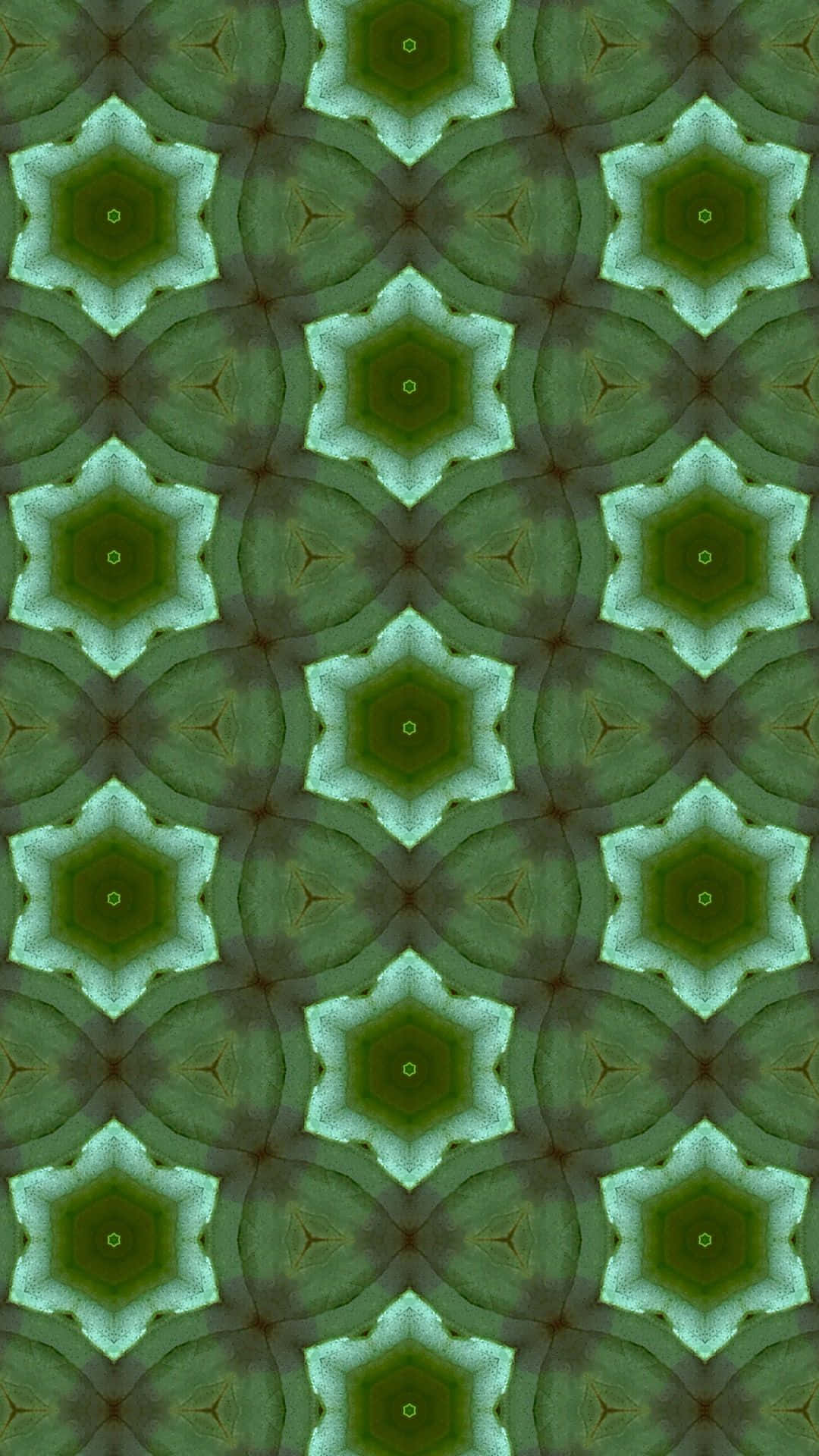 Et grønt og brunt abstrakt mønster med en række forskellige figurer