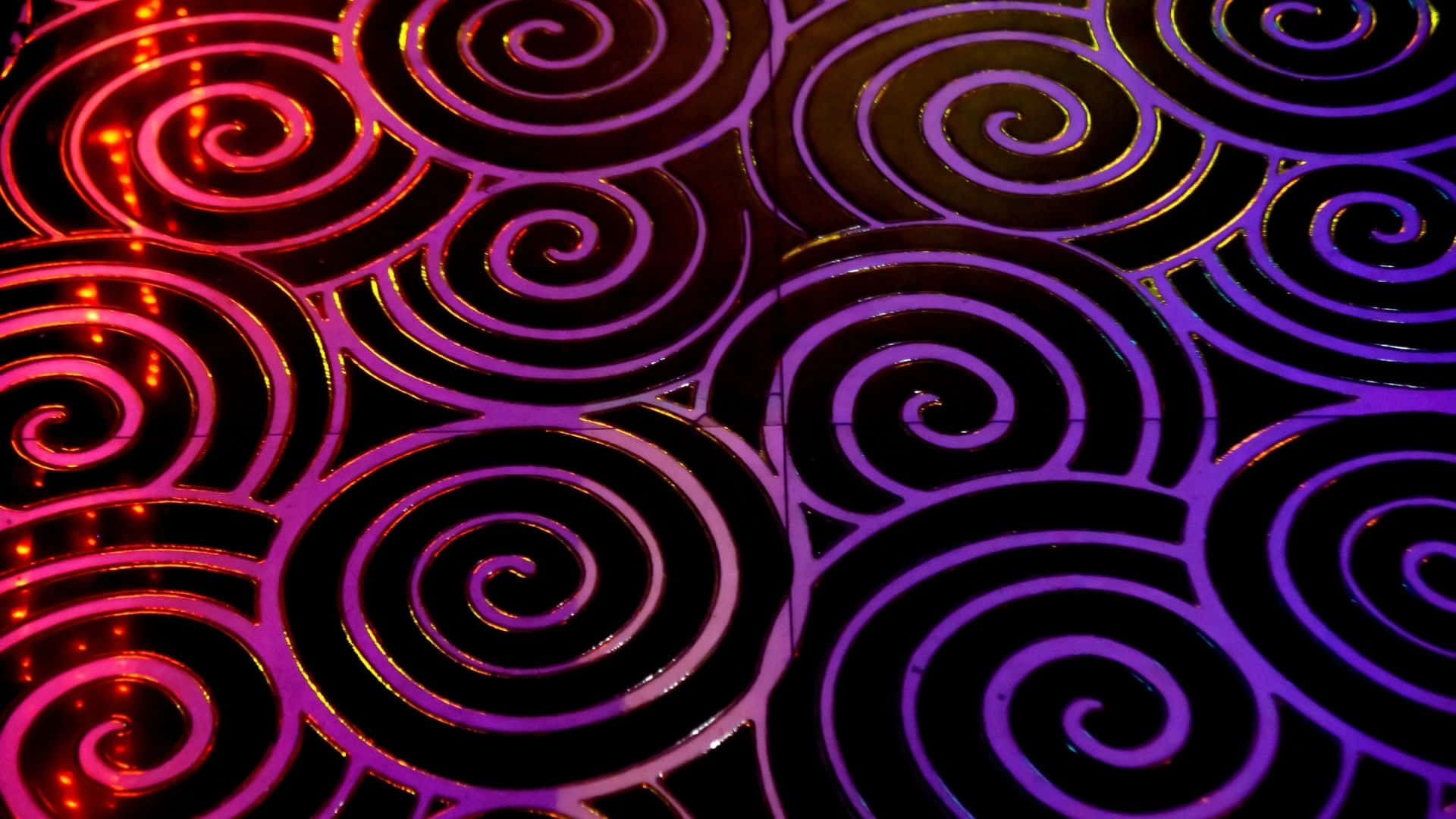En lilla og sort spiralmønstret tapet