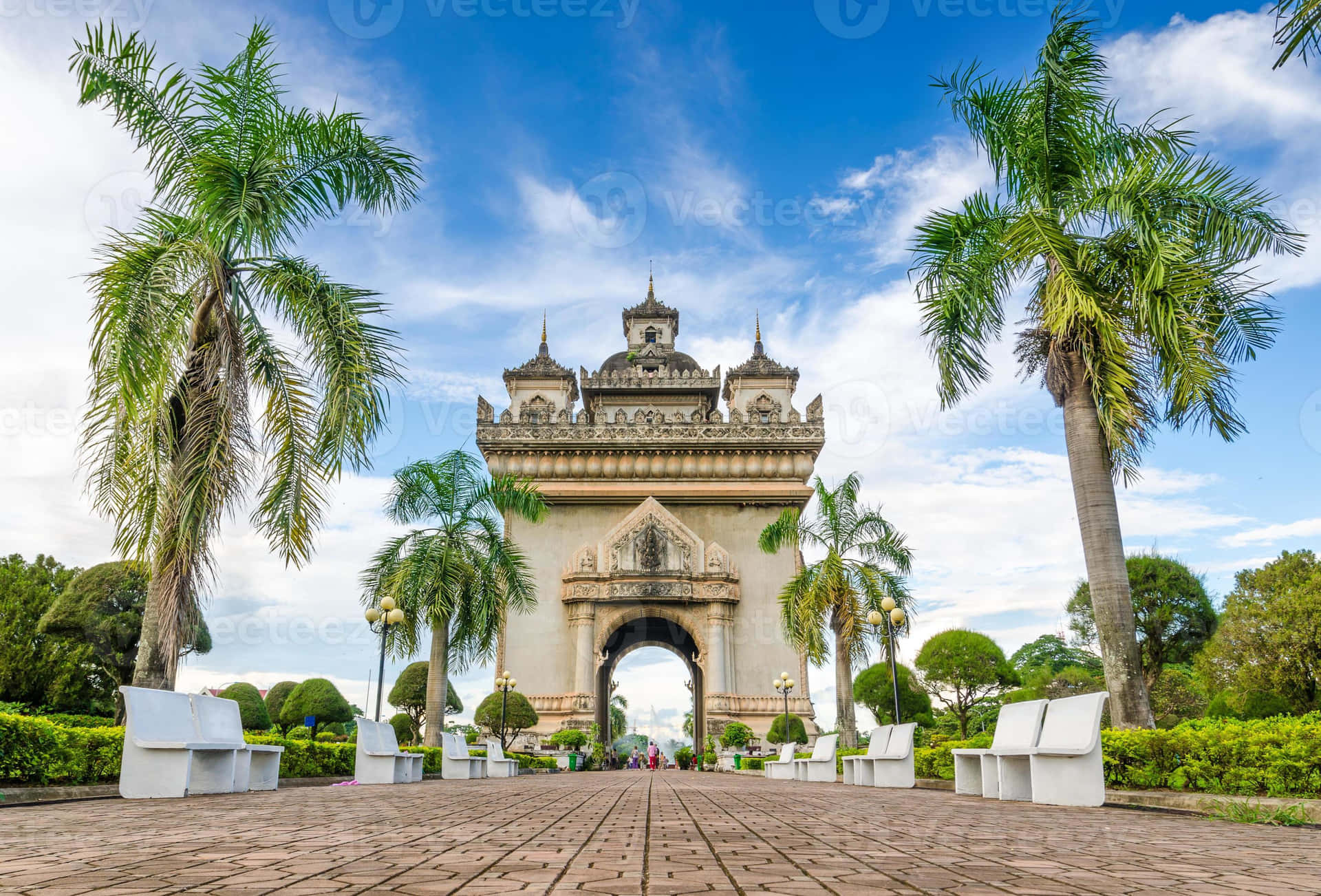 Strepitosapanoramica Del Maestoso Monumento Patuxai A Vientiane, Laos Sfondo