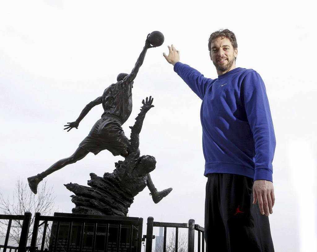 Pau Gasol And Basketball Statue