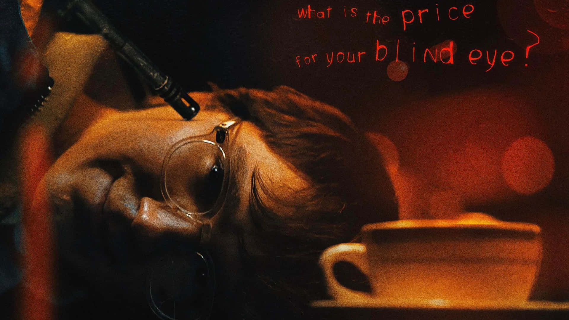 En mand sidder foran en kaffekop med ordene, hvad er prisen på dit blinde øje? Wallpaper