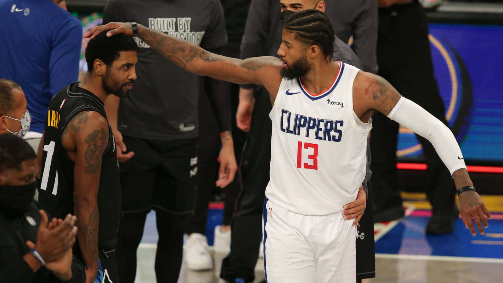 Paulgeorge Clippers Con Kyrie Irving Sfondo