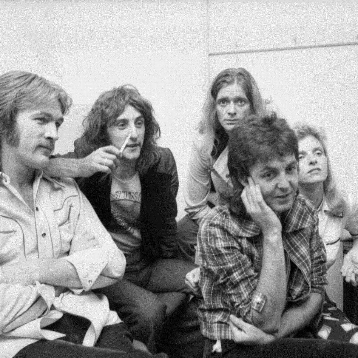 Paul McCartney og Wings afslappende Backstage 1969-2020 Wallpaper Wallpaper
