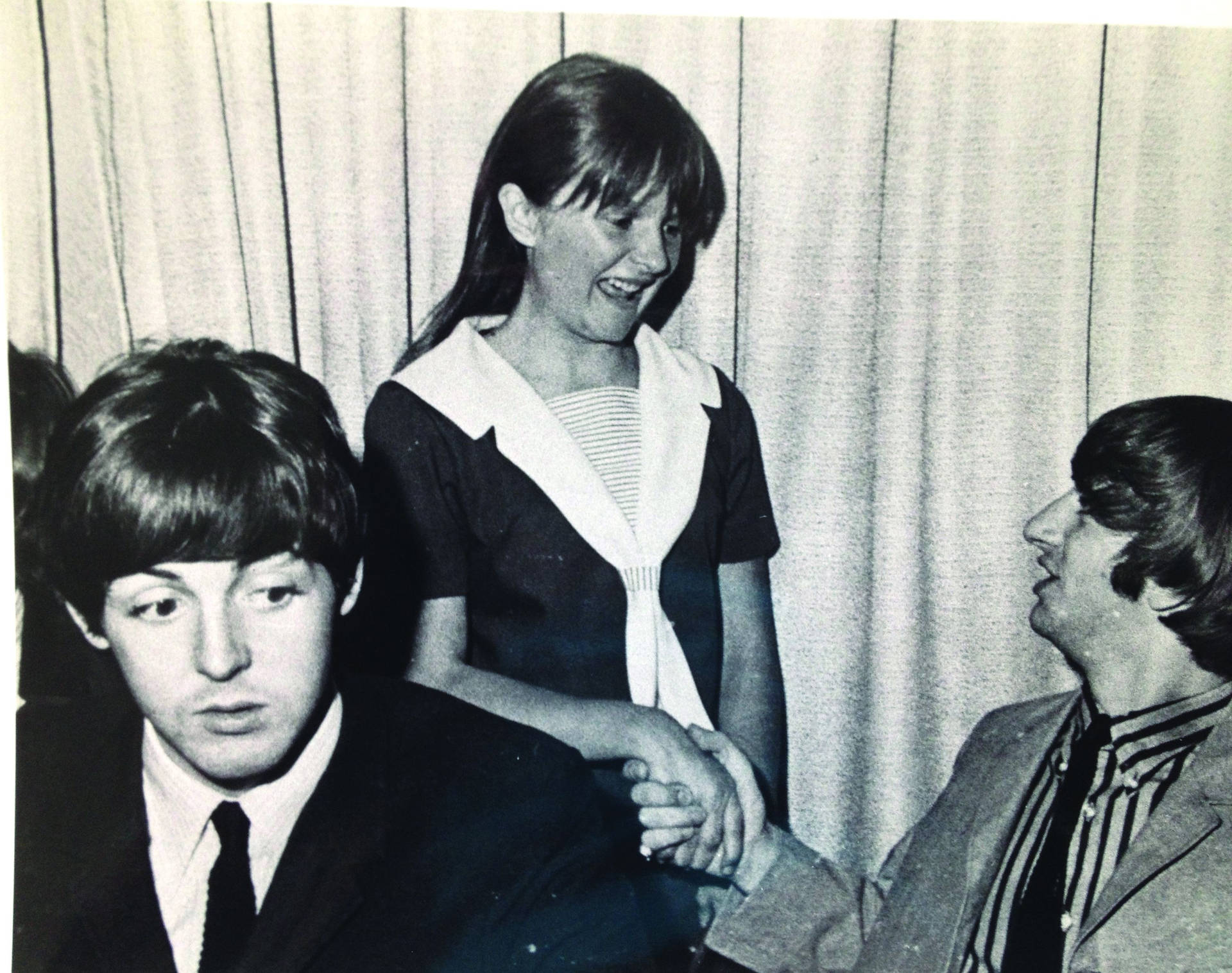 Paul Mccartney Beatles Holding Hands Wallpaper