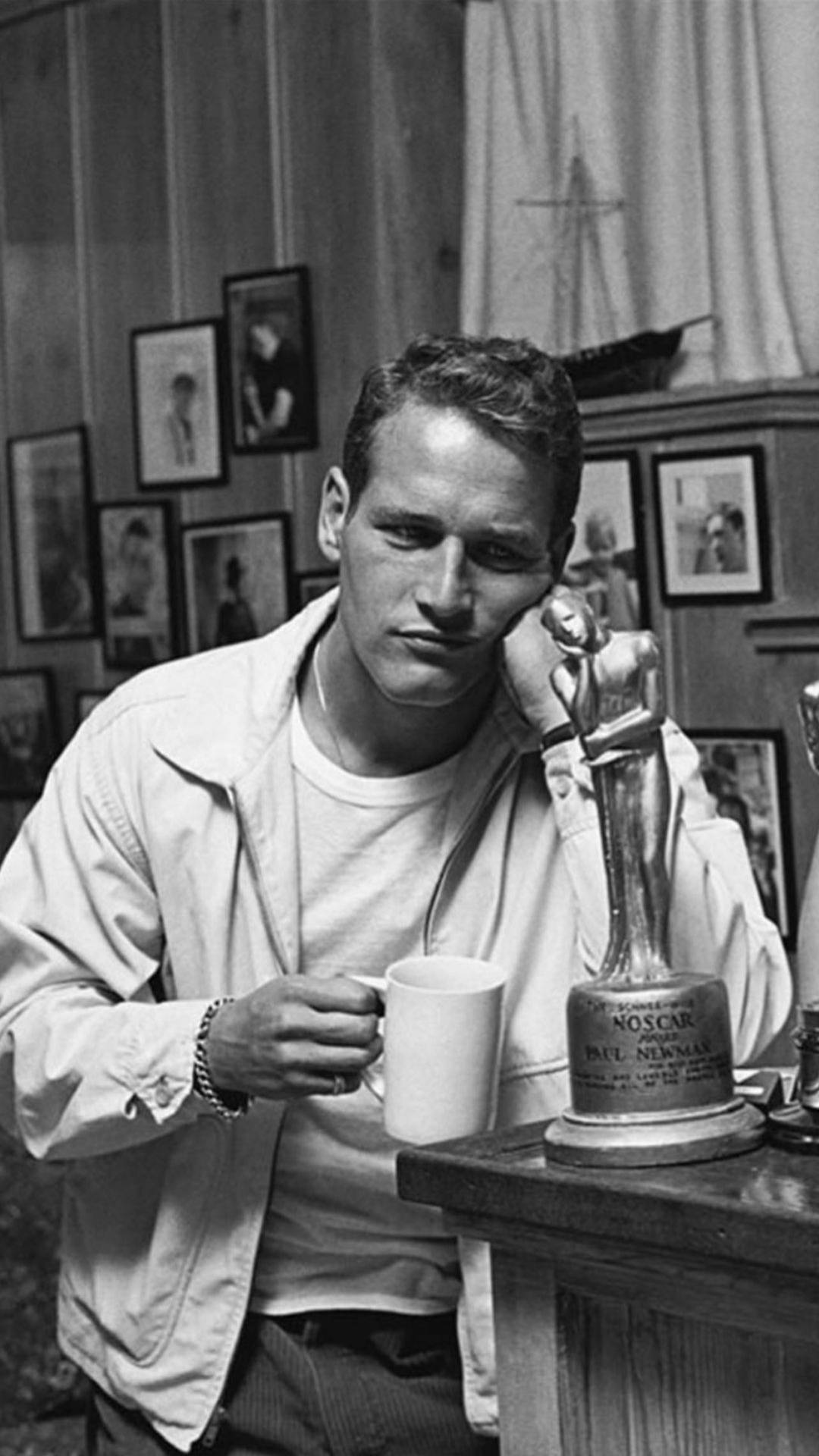 Paul Newman's Oscar Trophy Wallpaper