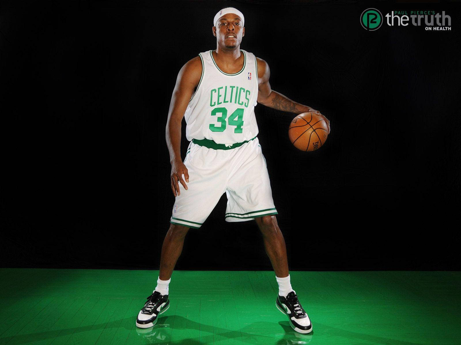 Paul Pierce på grøn basketballbane tapet Wallpaper