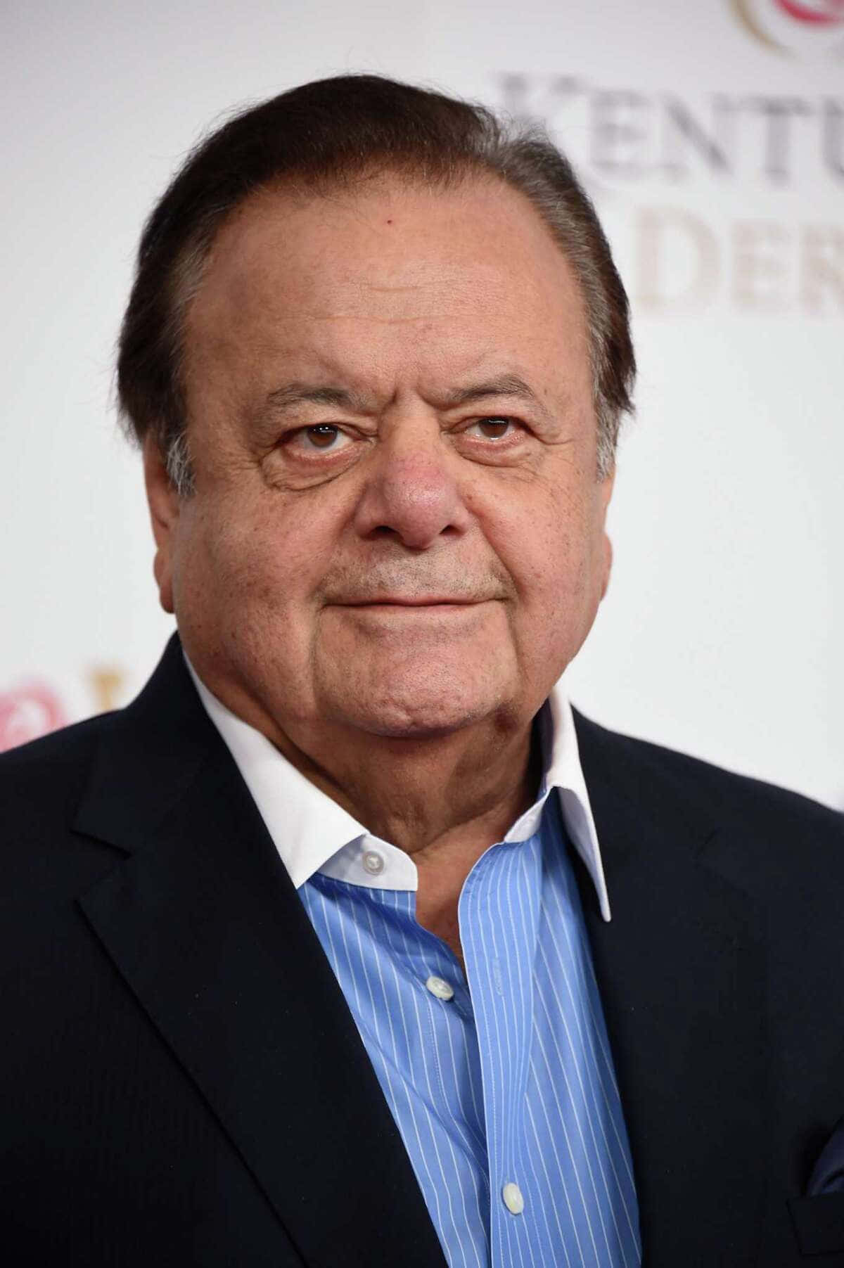 “paul Sorvino Ser Elegant Ut I Smoking” Bakgrunnsbildet