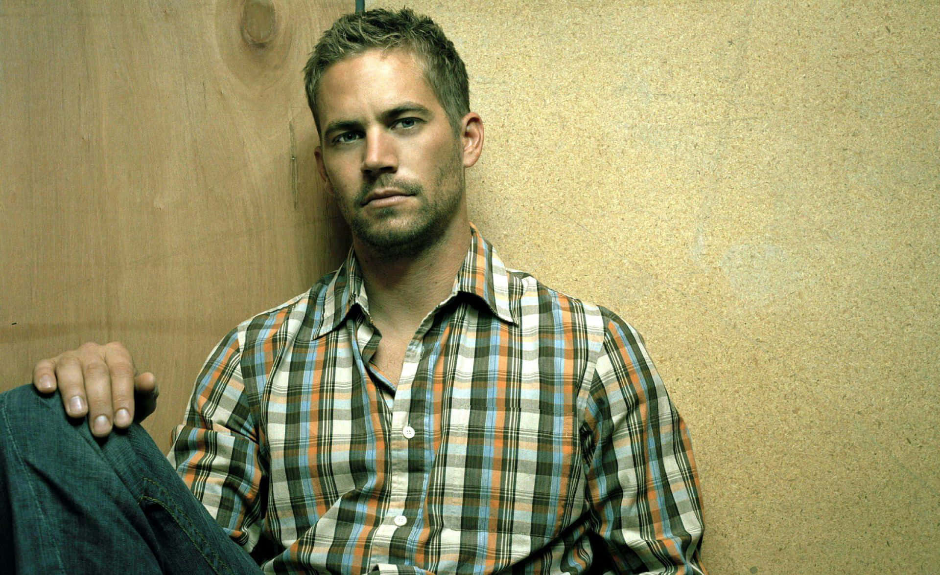 Paulwalker Nella Sua Iconica Camicia Blu E Jeans