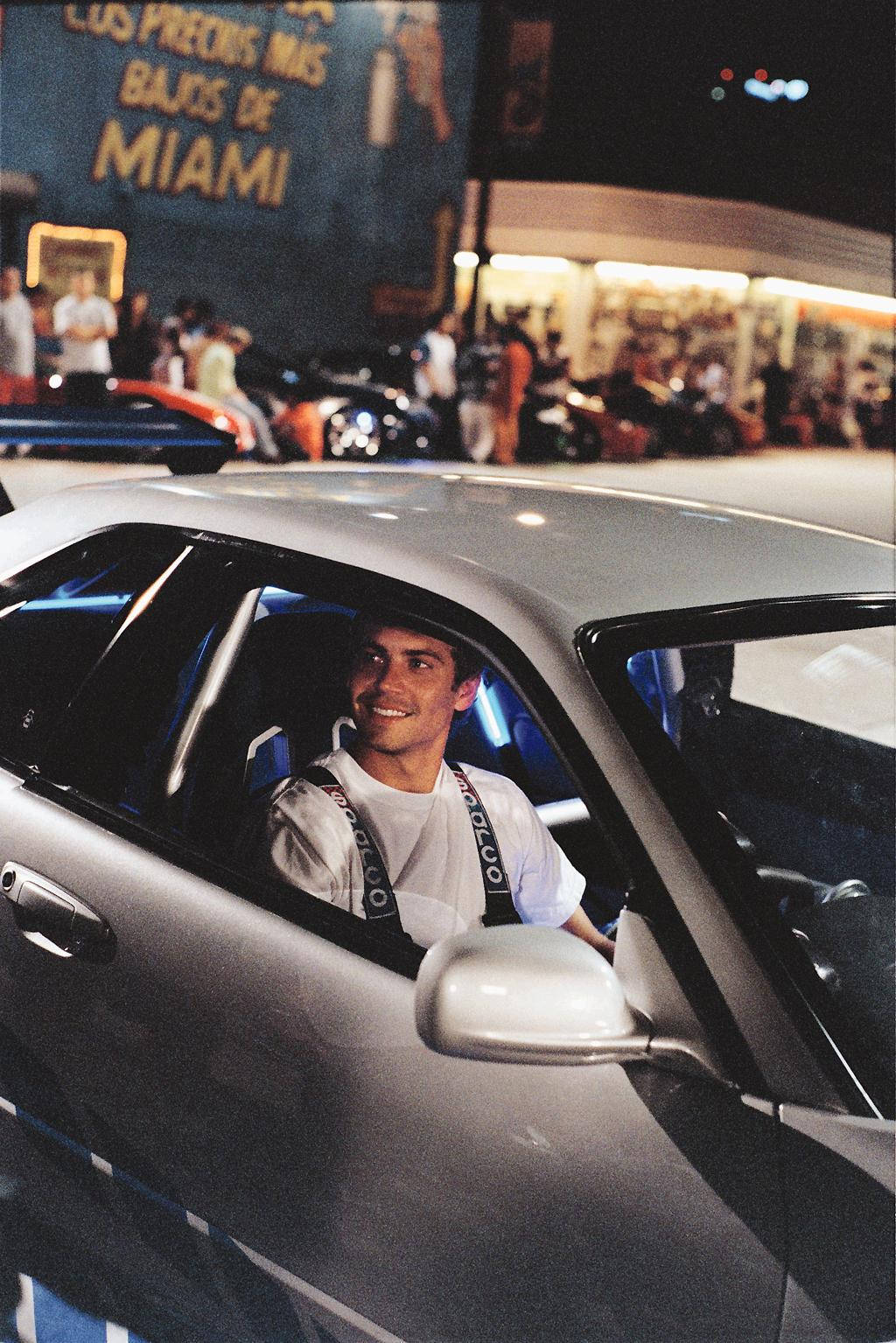 Paul Walker kører i en hurtig og vild bil Wallpaper