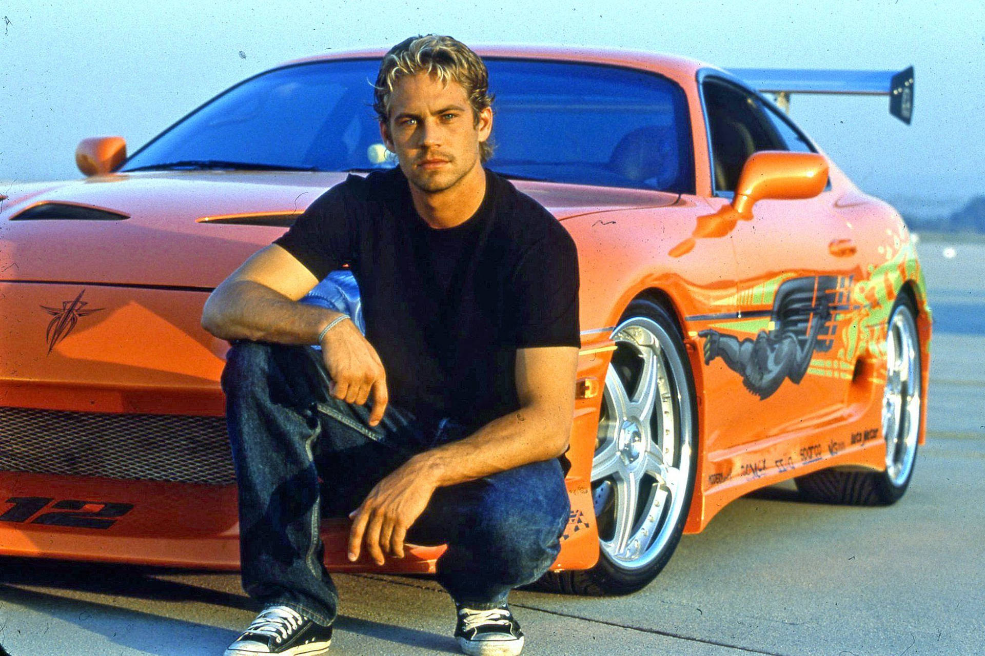 Paul Walker med sin elskede bil som baggrund. Wallpaper