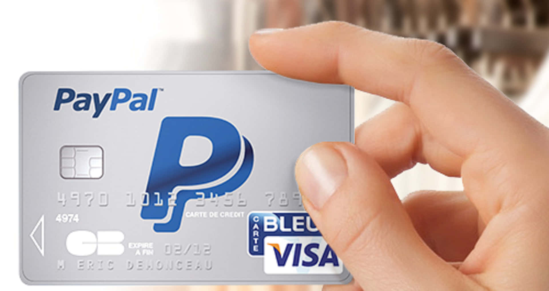 Enperson Holder En Paypal-kort