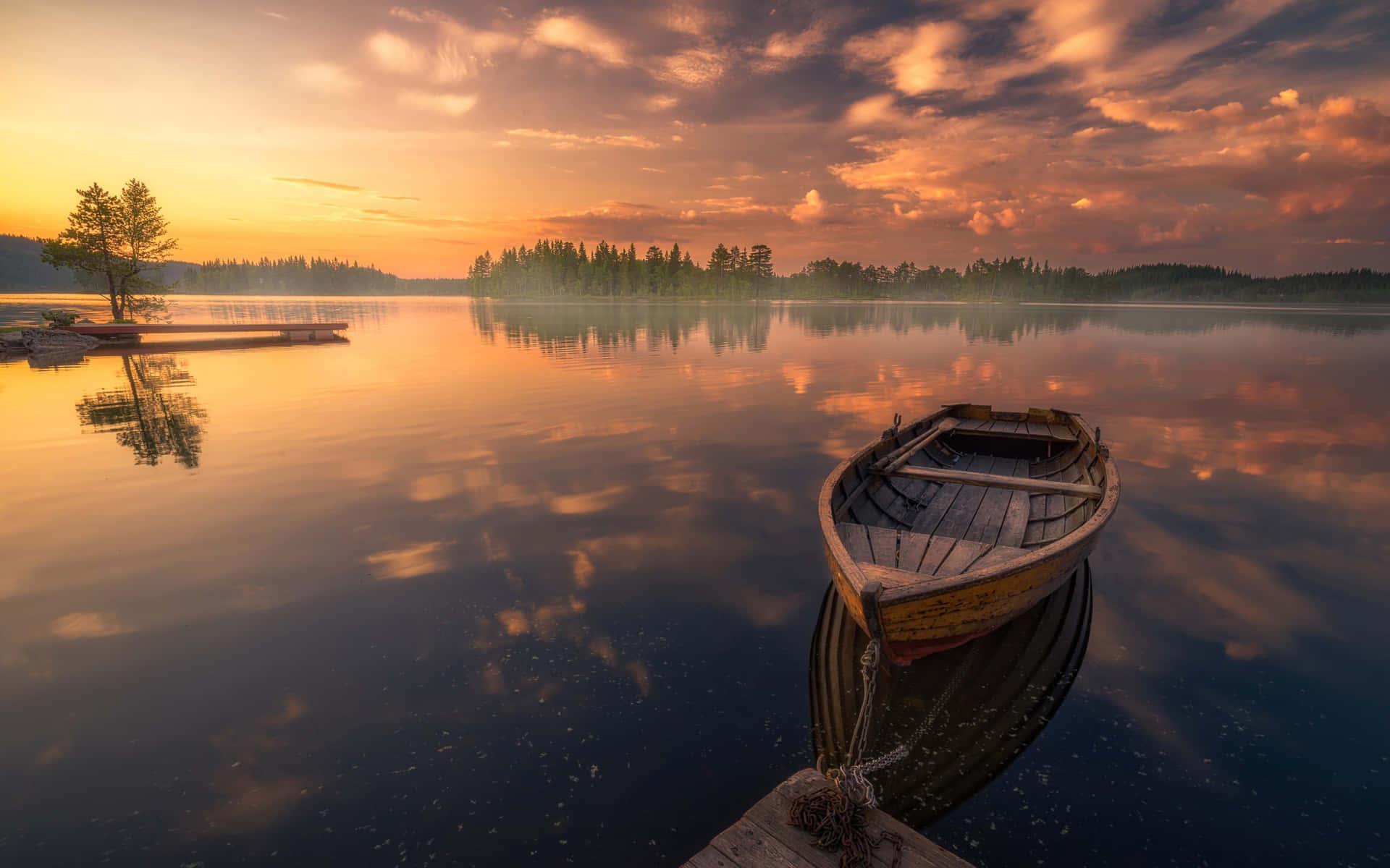 Einboot Sitzt Bei Sonnenuntergang An Einem Steg.