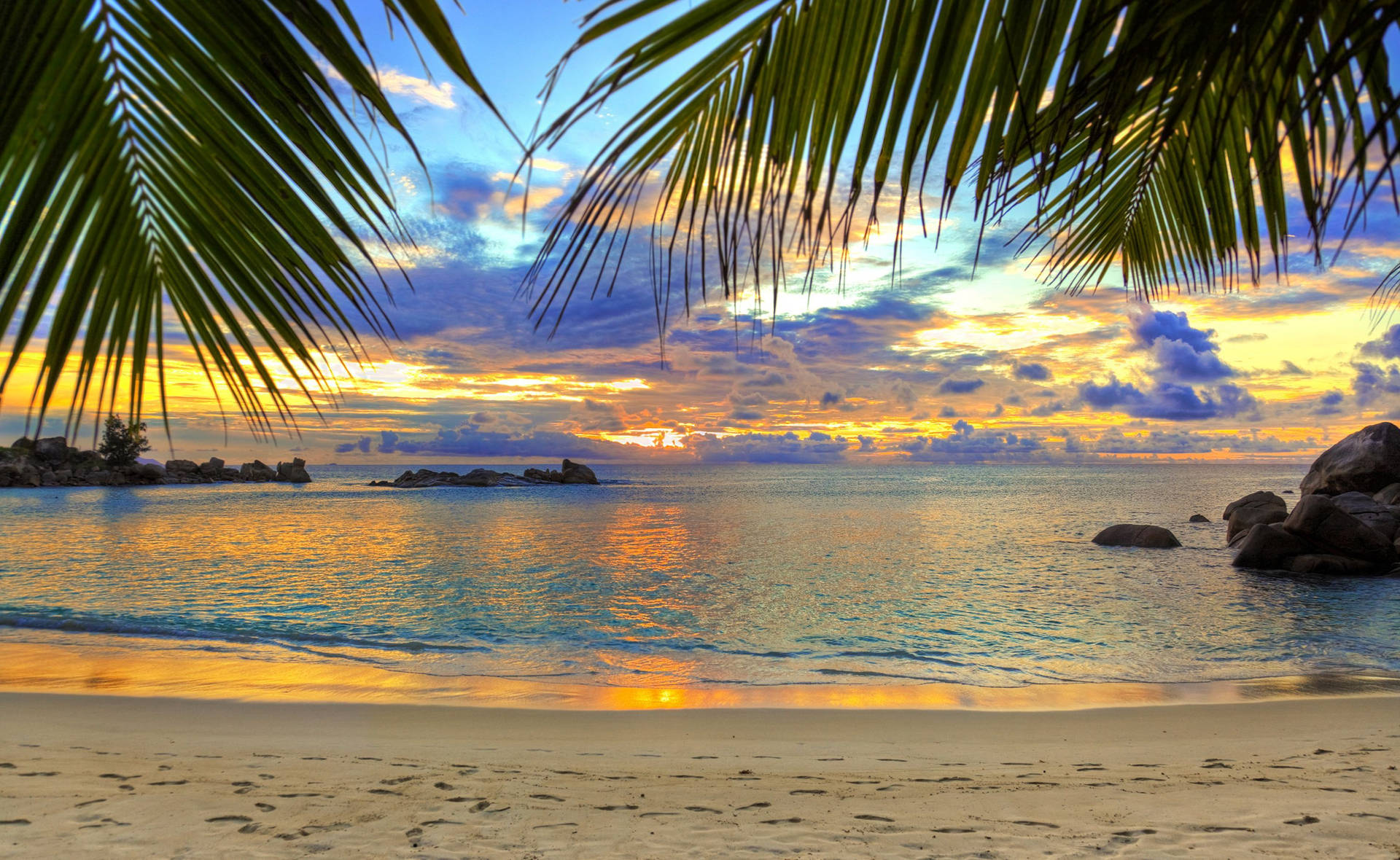Fredelig og smuk strand på et solnedgang Wallpaper