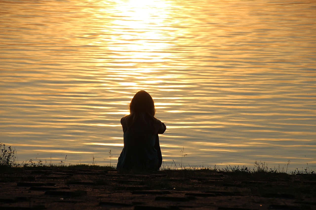 Silhouette Kvinde I Fredelig Strand Solnedgang Billede Tapet.