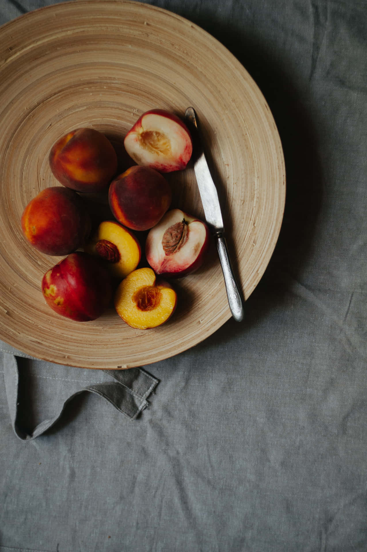 Bildköstliche Pfirsiche In Ihrer Natürlichen Umgebung