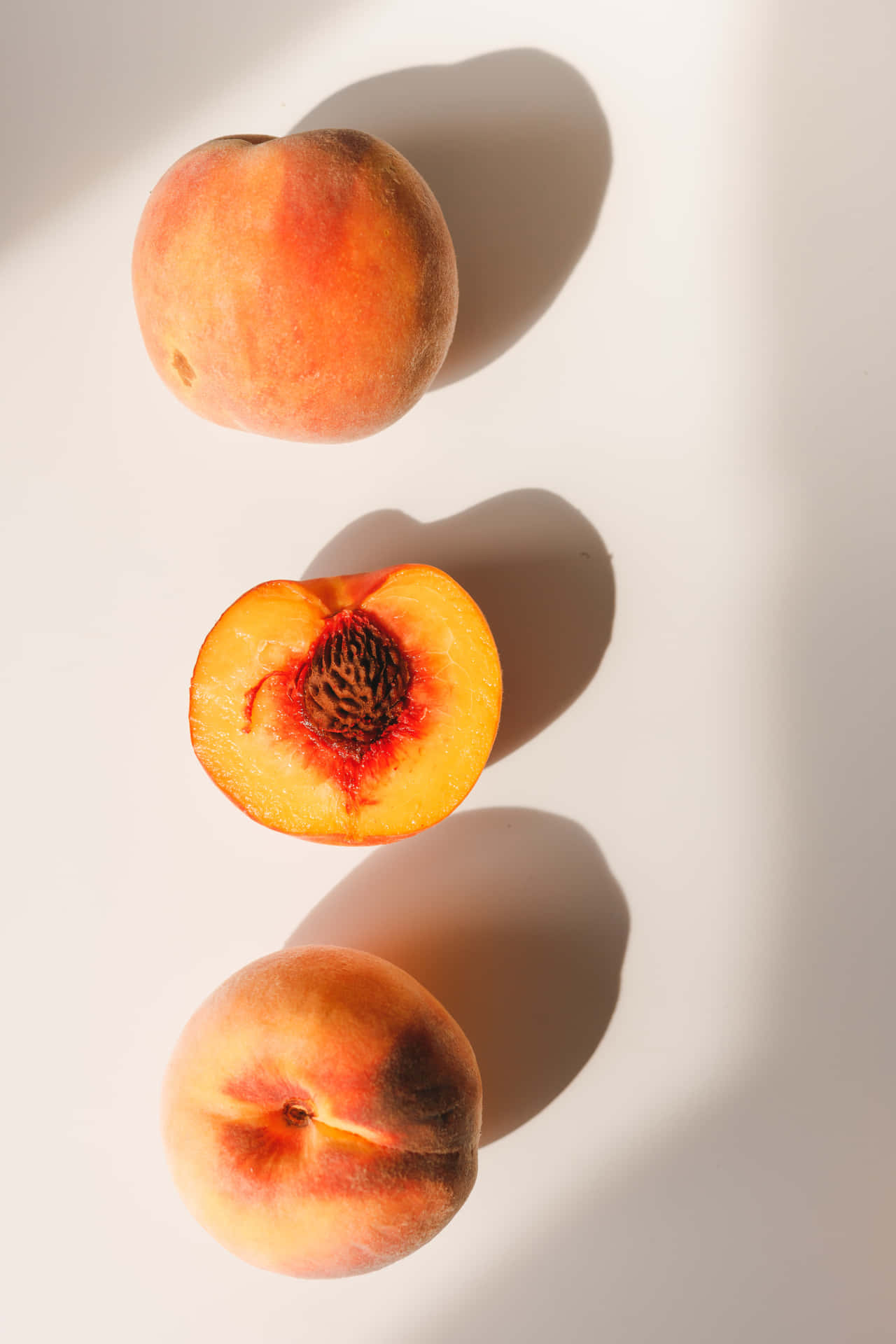 A sweet and juicy bowl of ripe peaches.