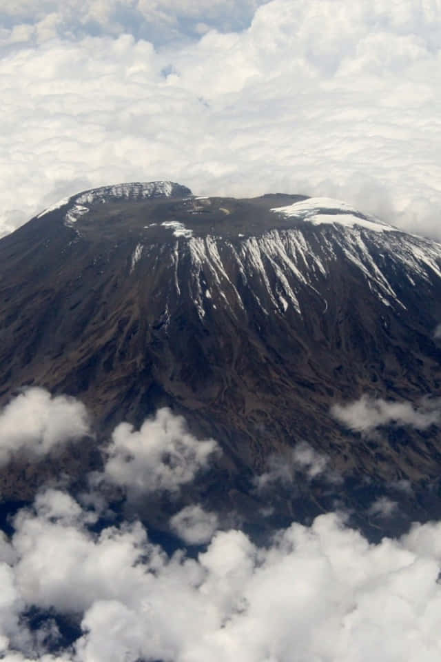 Top af Mount Kilimanjaro en fantastisk baggrund Wallpaper