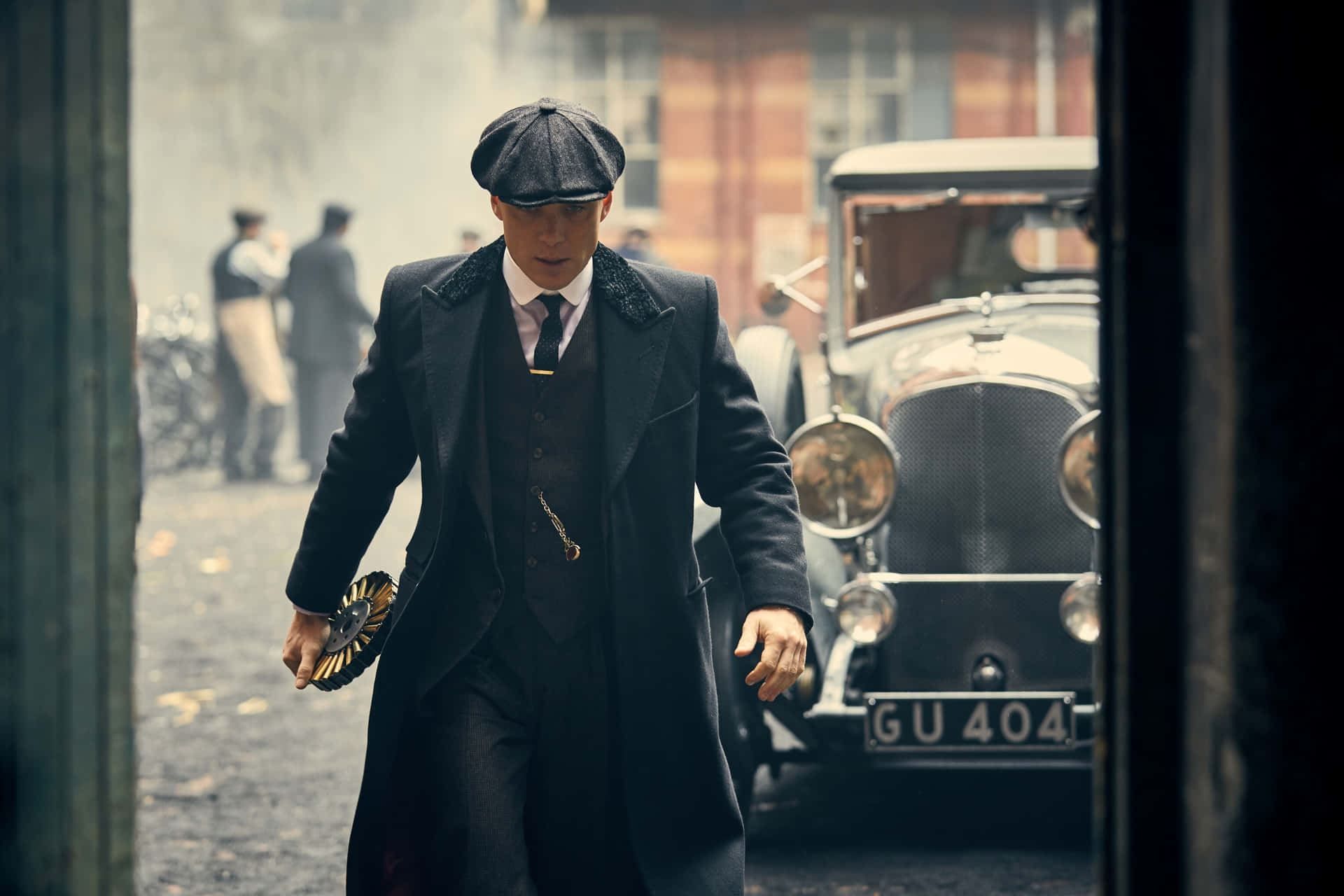 A gang of law breakers dominate the world of Peaky Blinders