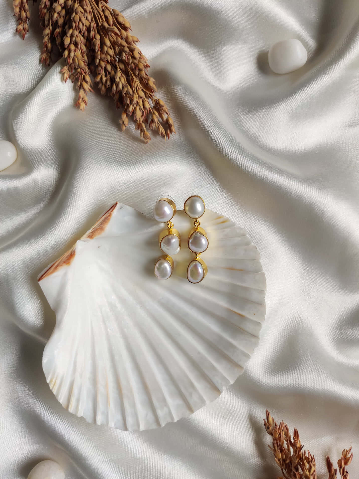 Pearl Earringson Shell Aesthetic Wallpaper