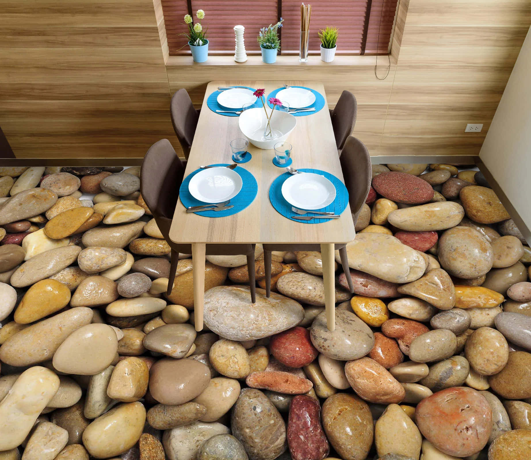 Et bord er sat på en gulv af klipper.