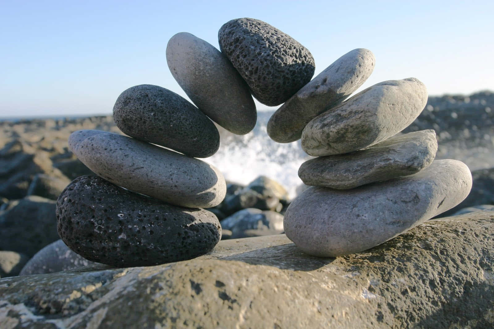 En stak af sten på stranden