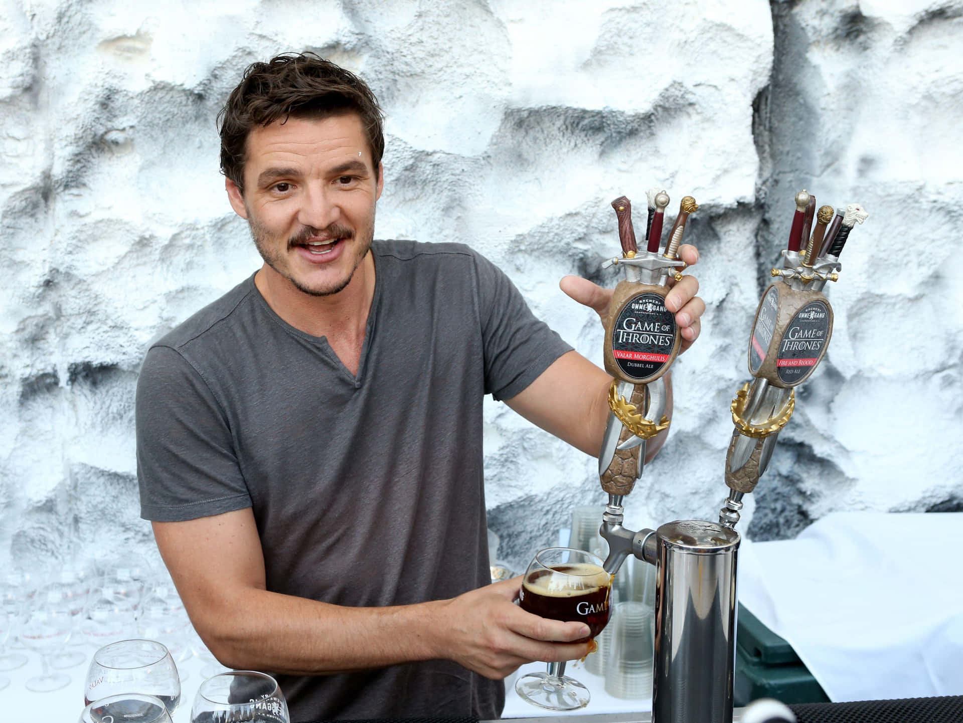 Pedro Pascal Gameof Thrones Beer Tap Wallpaper