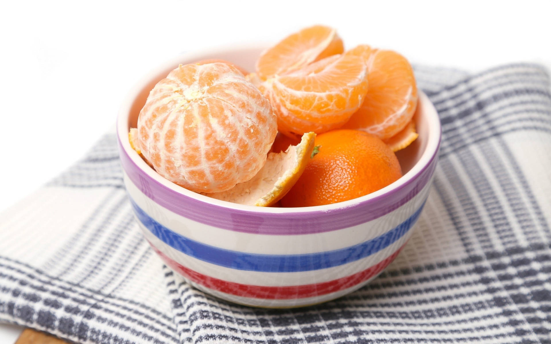 Frutasde Mandarinas Peladas Y Sin Pelar En Un Tazón. Fondo de pantalla