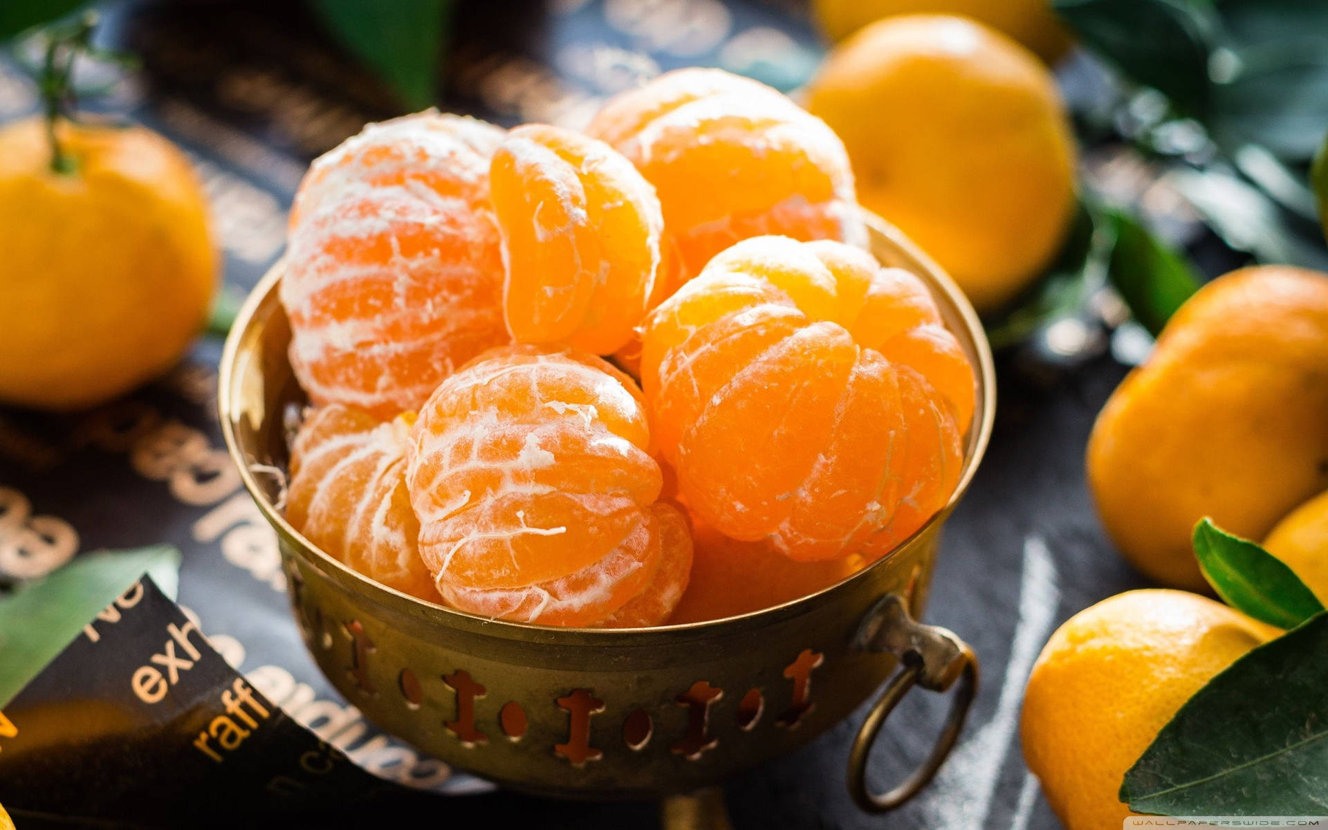 Flået Mandarin appelsin citrus frugter i skål på rustik bord tapet Wallpaper