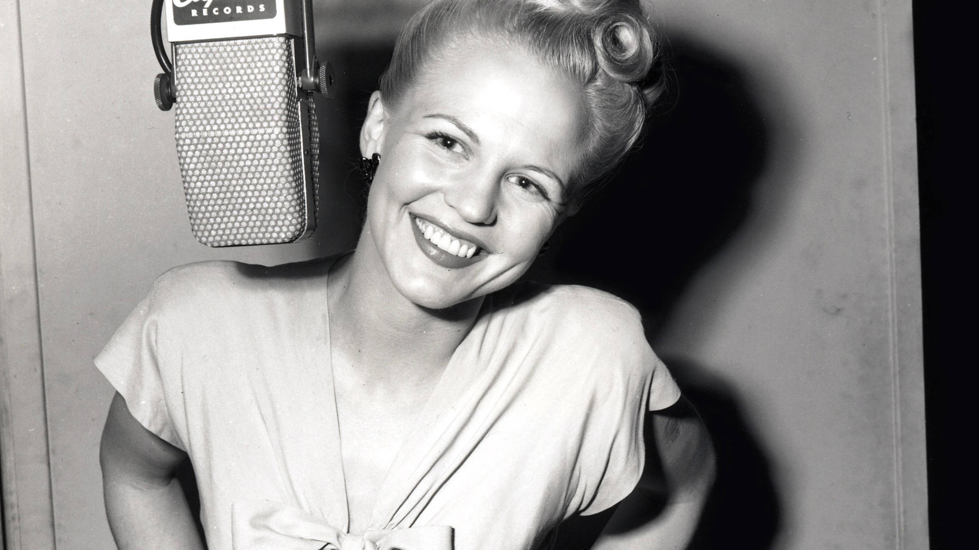Peggylee En Los Estudios De Capitol Records En 1946 Fondo de pantalla