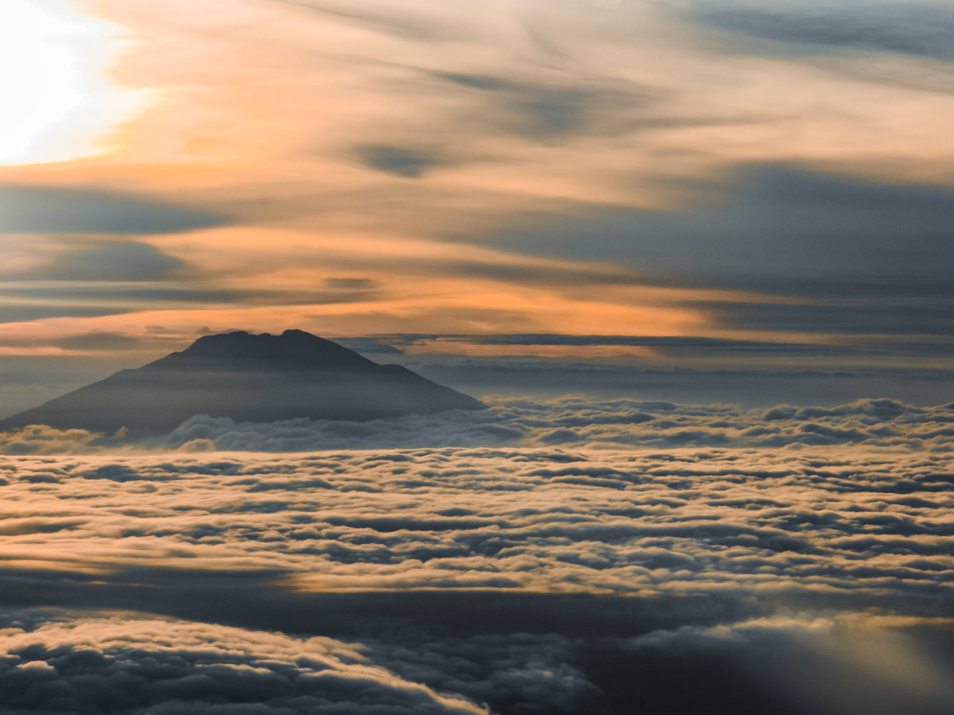 Pemandangan Mountain Peak Clouds Wallpaper
