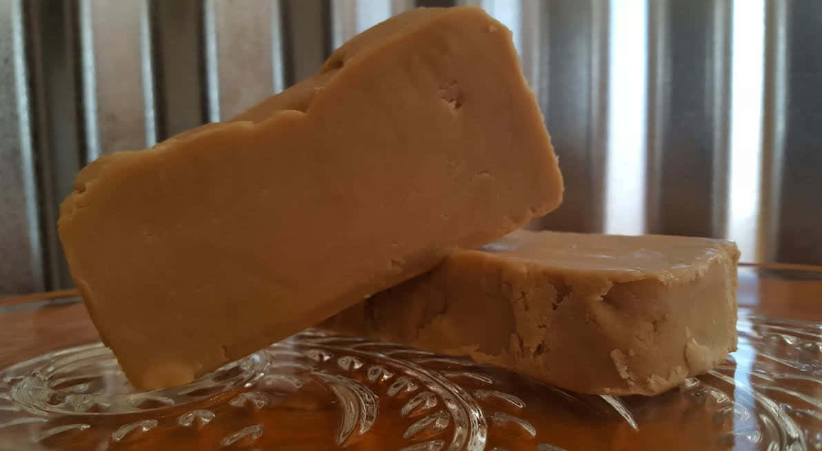 Délicieuse Penuche Fudge Maison Sur Une Planche En Bois Rustique Fond d'écran