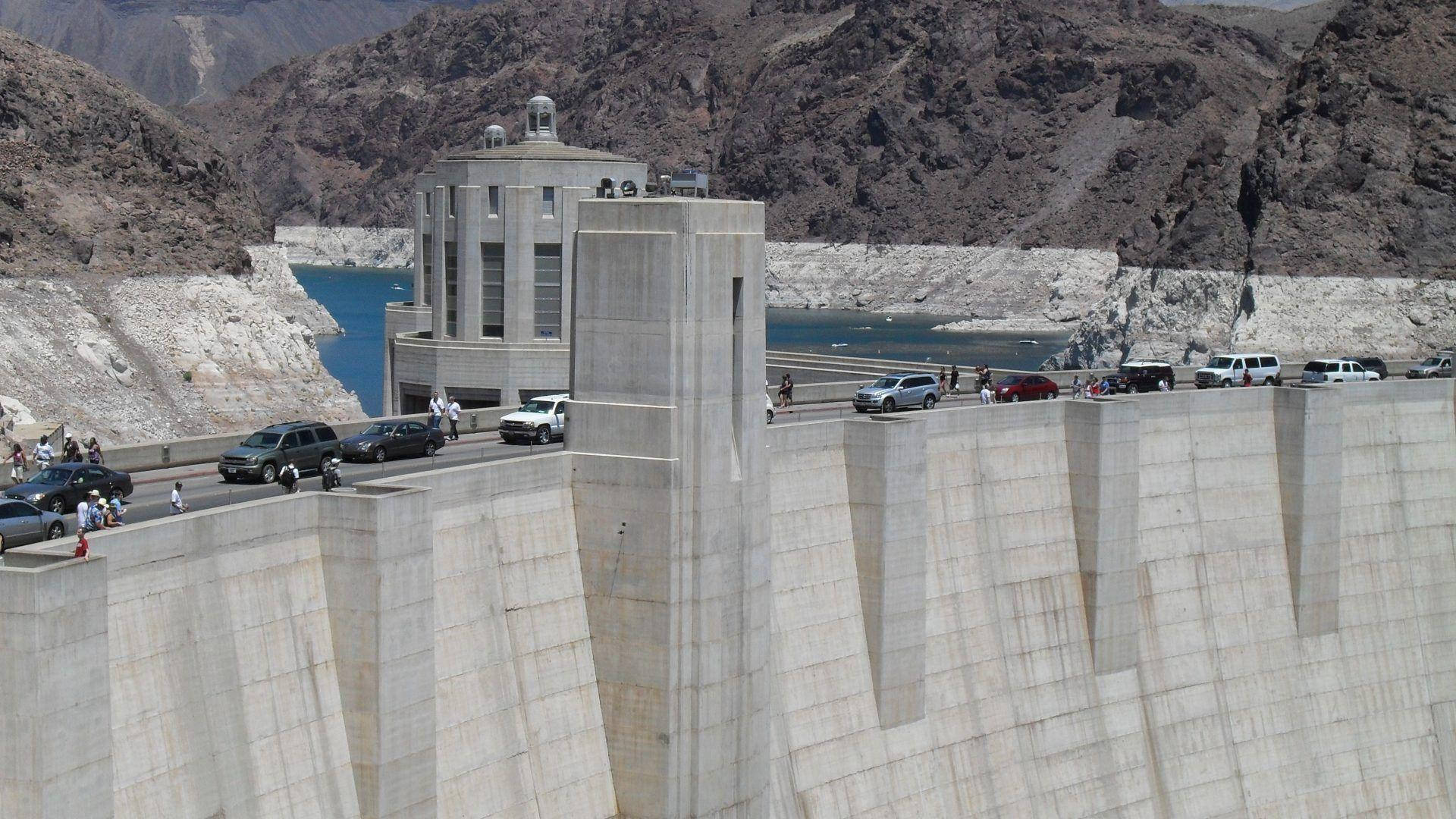 People And Cars On Hoover Dam Wallpaper