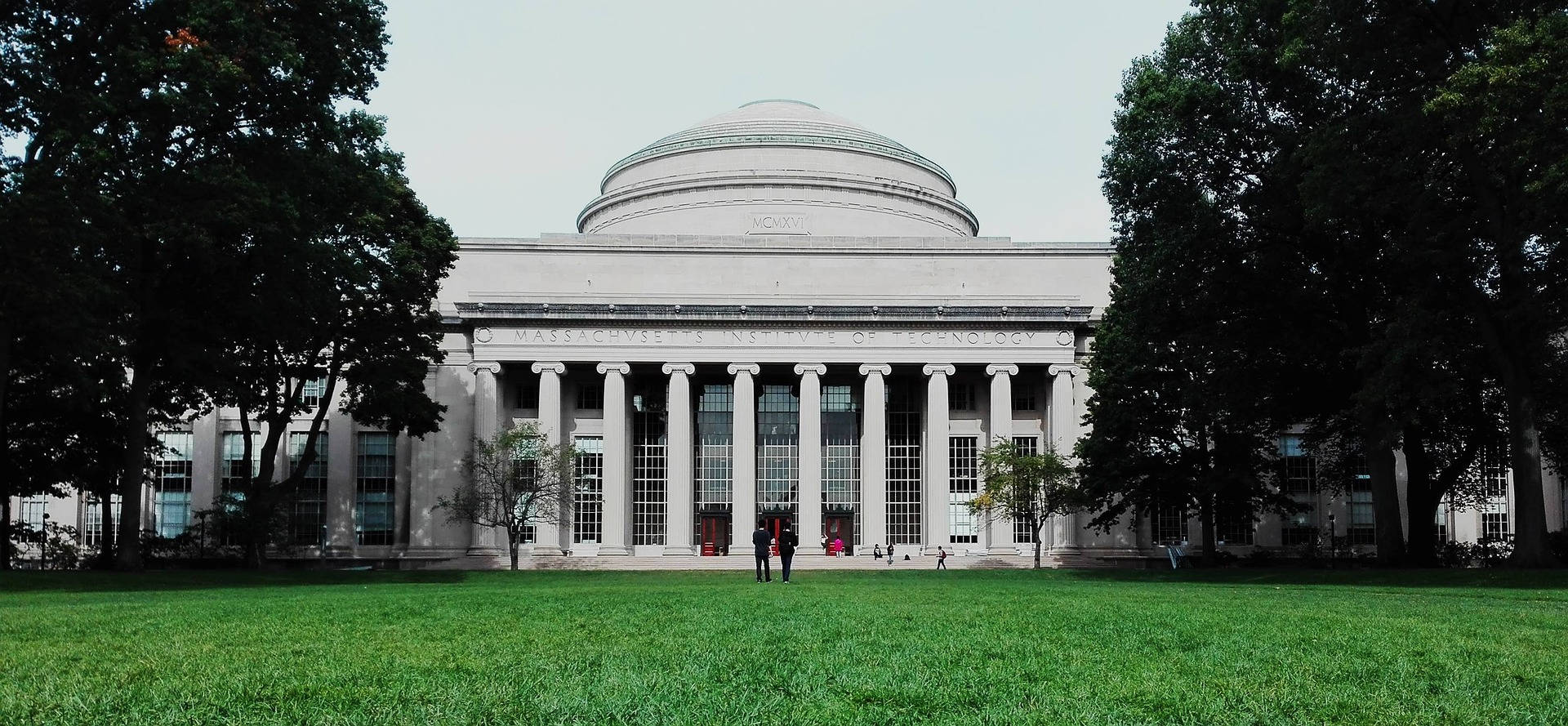 People At Mit Great Dome Wallpaper