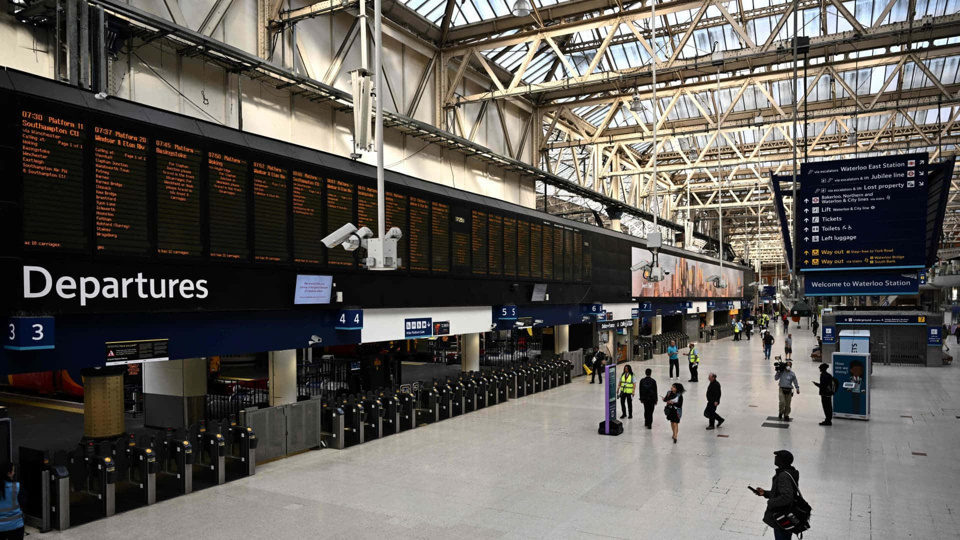 People Checking Departures At Waterloo Station Wallpaper