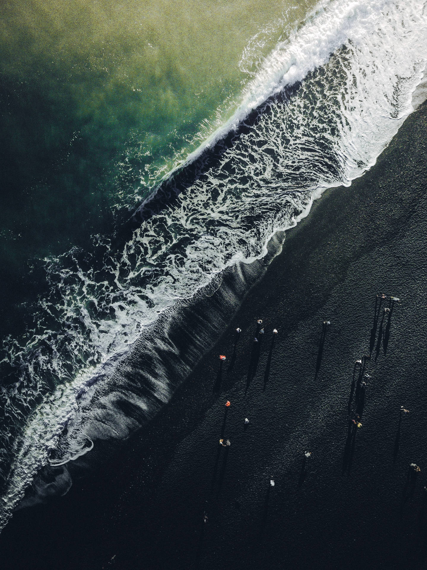 Menschenvon Weit Entfernten Strandwellen Iphone. Wallpaper